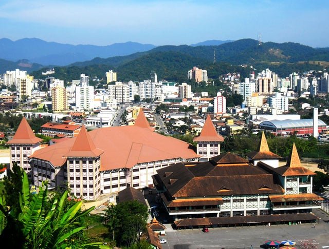 13ª - Brusque (SC) - Fundada por colonos alemães em 1860, sob o comando do Barão de Schneeburg, a cidade tornou-se uma das pioneiras na indústria catarinense, em especial no ramo têxtil. A cidade também está na lista e ocupa a 13ª colocação. 