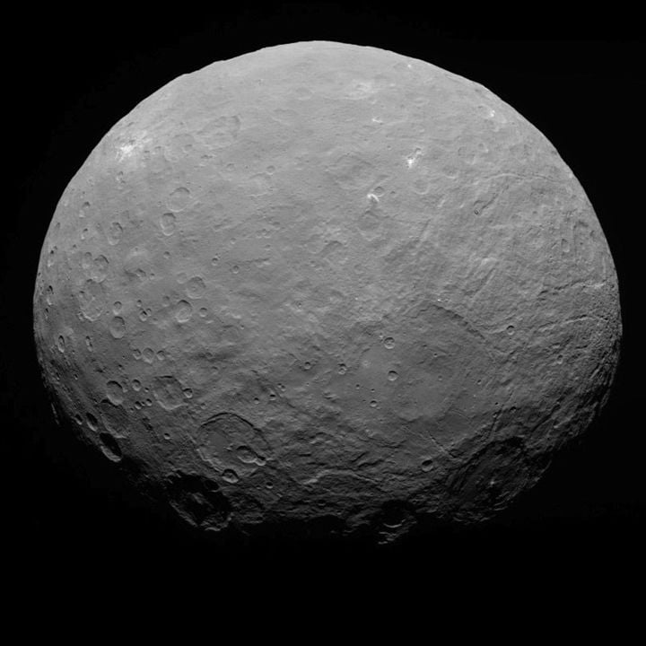 Seu tamanho varia desde pequenas pedras, com poucos metros de diâmetro, até corpos maiores, como Ceres, que tem cerca de 940 km de diâmetro e é classificado como um planeta anão.