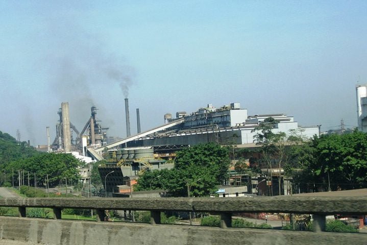 A partir do século 20, a cidade experimentou um verdadeiro surto industrial impulsionado pela instalação de grandes empresas, como a Refinaria Presidente Bernardes (RPB) e a Companhia Siderúrgica Paulista (COSIPA).