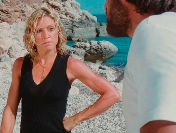 Inicialmente, os dois não se dão bem, mas ao longo do tempo, suas circunstâncias os forçam a depender um do outro para sobreviver, o que leva a uma mudança em seu relacionamento.