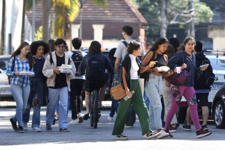 Algo a se destacar sobre a Geração Z é que, se demonstra essa inabilidade na vida doméstica ela está cada vez mais presente nas universidades e no mercado de trabalho. 

