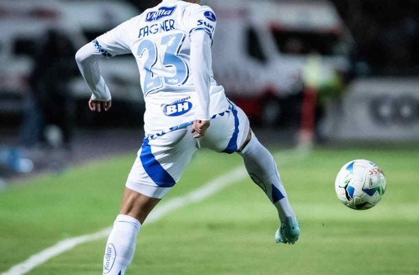 FAGNER - Jogou como ala. Deu mais profundidade para o Cruzeiro e tentou criar jogadas, dando até um incômodo na defesa do Mushuc Runa. NOTA: 6,0 - Foto: Gustavo Aleixo / Cruzeiro
