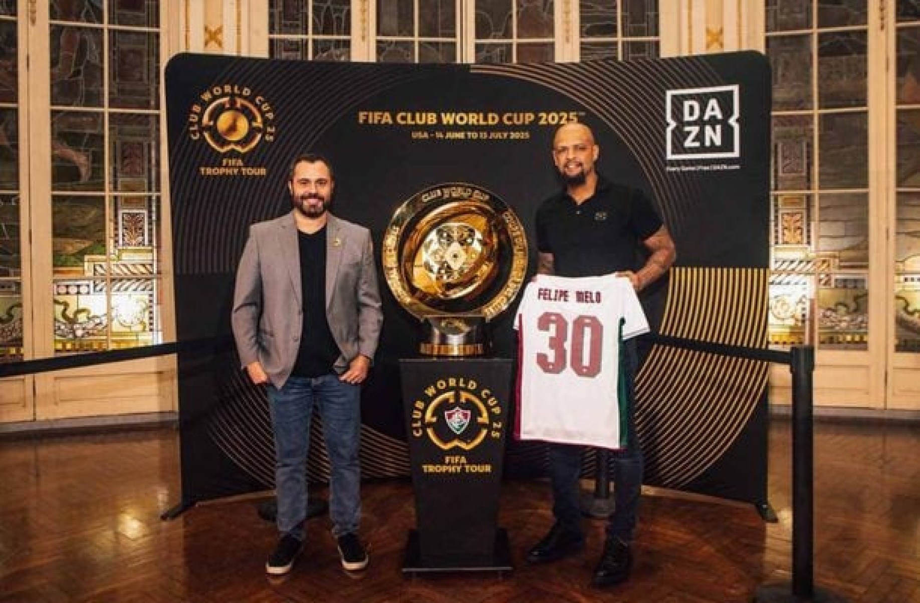 Felipe Melo visita taça do Mundial: ‘Que o Fluminense possa trazê-la de volta’ Felipe Melo visita taça do Mundial: ‘Que o Fluminense possa trazê-la de volta’