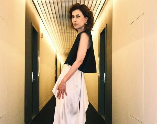 Ela estudou no Instituto Souza LeÃ£o, uma escola experimental, e concluiu o ensino mÃ©dio no ColÃ©gio SÃ£o Vicente de Paulo. Logo apÃ³s fazer o vestibular, ela decidiu seguir a carreira de atriz.
