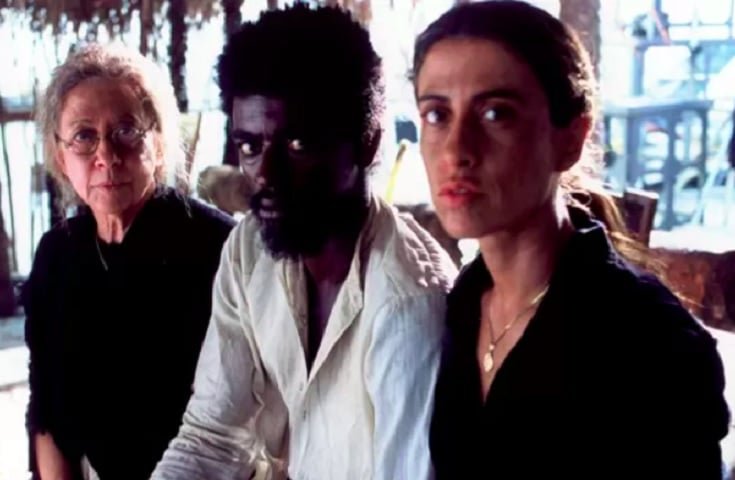 Fernanda Torres e Fernanda Montenegro também estiveram juntas em “Fogo e Paixão” (1989), “Traição” (1998), "Gêmeas" (1999), “Redentor” (2004), e no elogiado drama "Casa de Areia" (2005 - foto), no qual interpretam mãe e filha.
