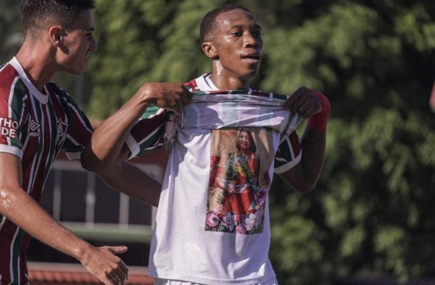 Gol de jovem do Fluminense conta com homenagem emocionante