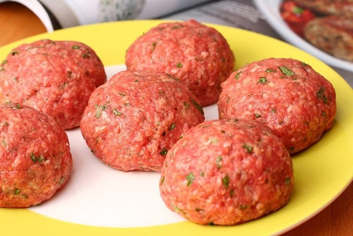 O nome "almôndega" vem do árabe “al-bunduq”, que significa “bola” ou “avelã”.