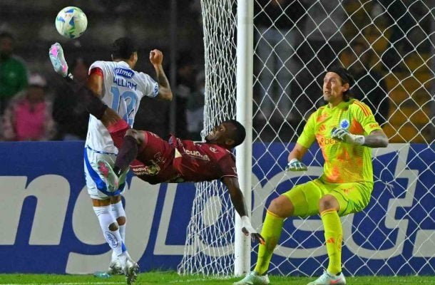 CÁSSIO - Quase não trabalhou no primeiro tempo. Já na etapa final, no entanto, teve trabalho e fez pelo menos duas grandes defesas. Salvou o Cruzeiro de uma nova derrota para o Mushuc Runa. NOTA: 6,5 - Foto: Gustavo Aleixo / Cruzeiro