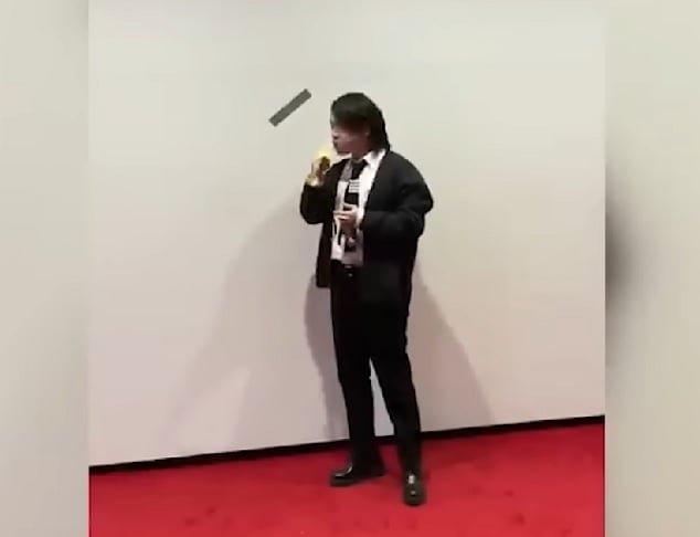 Em 2023, no Leeum Museum of Art, em Seul, uma nova mordida: dessa vez de um aluno de estética da Coreia do Sul. Assim como em 2019, a "obra" foi trocada rapidamente por uma nova banana.