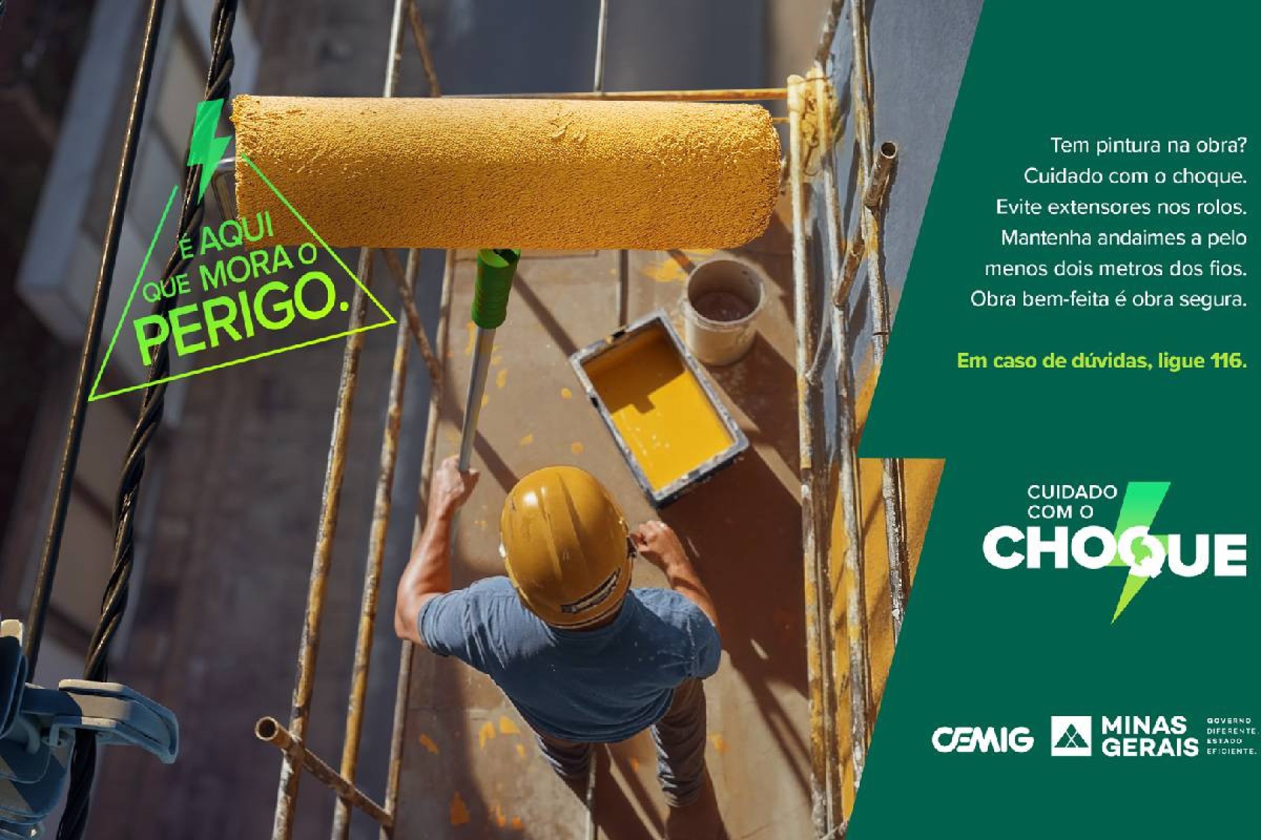 É importante ter atenção aos equipamentos que estão sendo manuseados durante o processo de construção. A orientação é ter uma distância mínima de dois metros em relação à rede de distribuição É importante ter atenção aos equipamentos que estão sendo manuseados durante o processo de construção. A orientação é ter uma distância mínima de dois metros em relação à rede de distribuição