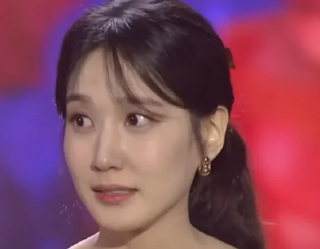 Park Eun-bin é uma atriz sul-coreana talentosa, famosa por seus papéis em dramas como "Do You Like Brahms?" (2020) e "O Rei de Porcelana" (2021). Sua atuação convincente e carisma a tornaram uma das atrizes mais queridas do público, mostrando seu potencial em diversas produções.