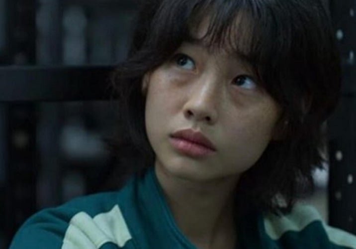 Também conhecida por "Round Six", no papel de Kang Sae-Byeok, Jung Ho-yeon é uma modelo e atriz, com uma carreira de sucesso nas passarelas. Ela se destacou na atuação da série, trazendo profundidade e autenticidade à sua personagem.