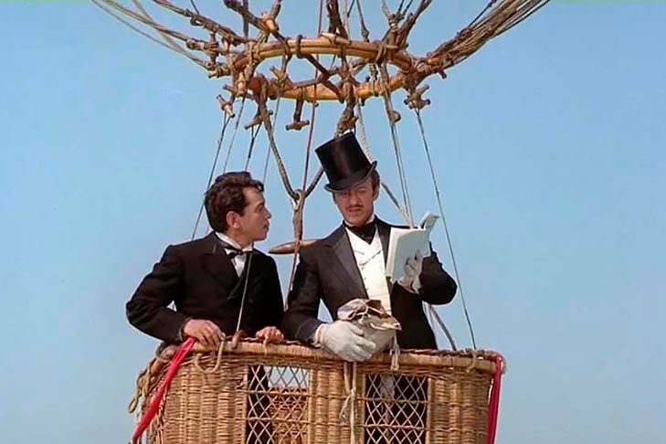 O personagem Phileas Fogg faz uma aposta milionária com amigos: daria a volta ao mundo em 80 dias. E, para isso, ele enfrenta perigos em todos os continentes, ao lado do fiel criado Passepartout