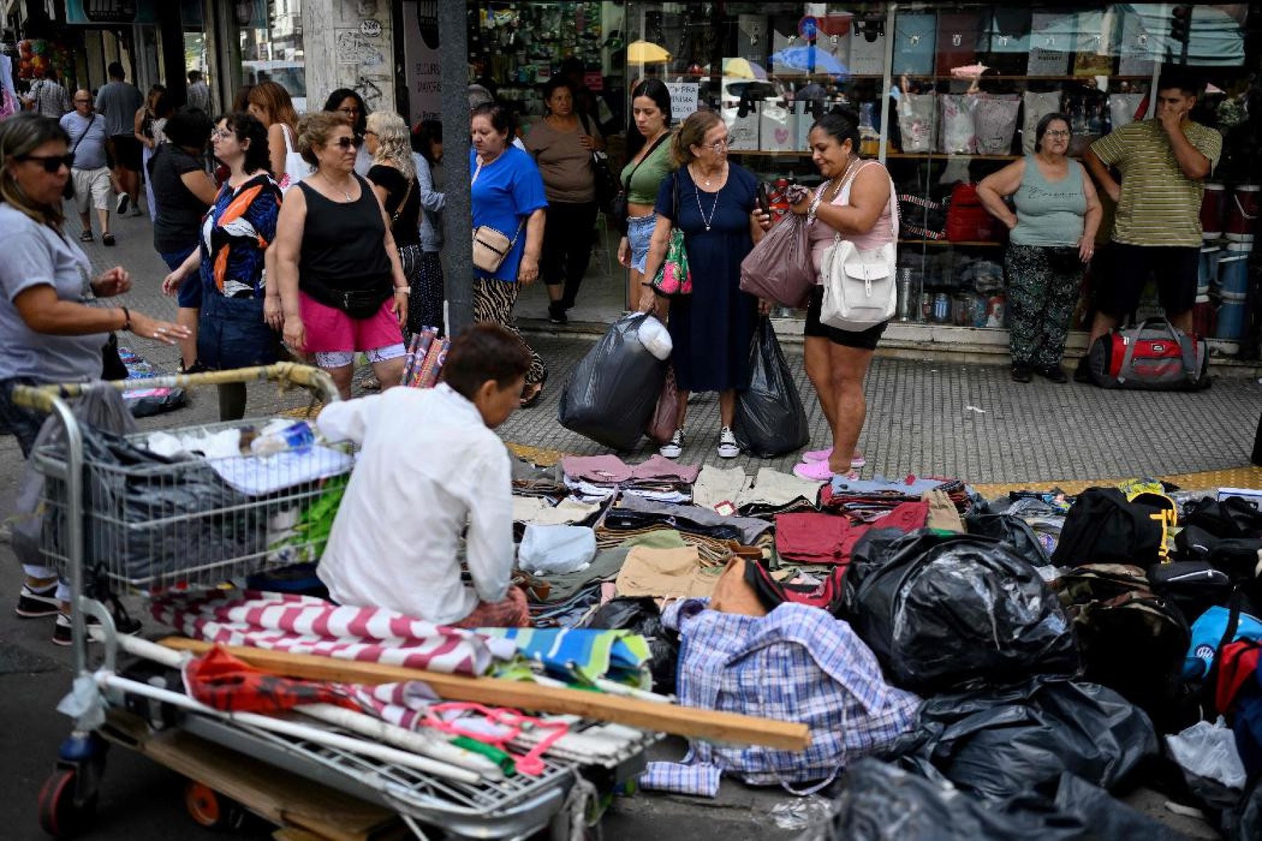 Comércio clandestino de produtos falsificados são vendidos na região Central de Buenos Aires-Luis Robayo