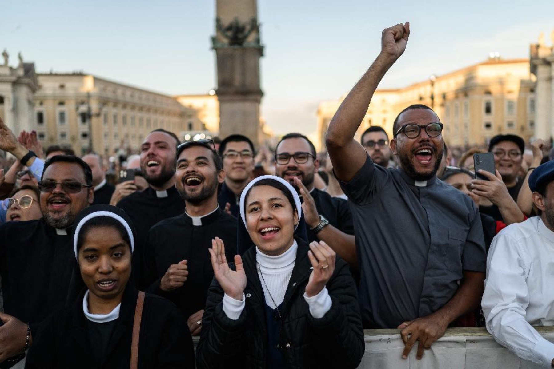 Fiéis comemoram na Praça São Pedro, no Vaticano, a escolha do novo papa