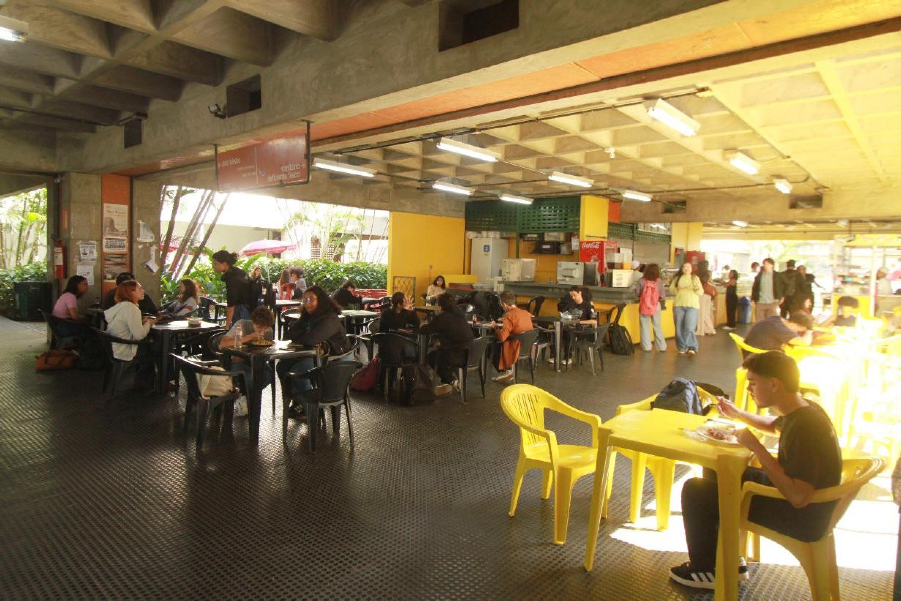 Funcionários da cantina da Fafich relatam que vendas dobraram desde o fechamento da lanchonete da Fale; alunos relatam filas demoradas-Edesio Ferreira/EM/D.A Press