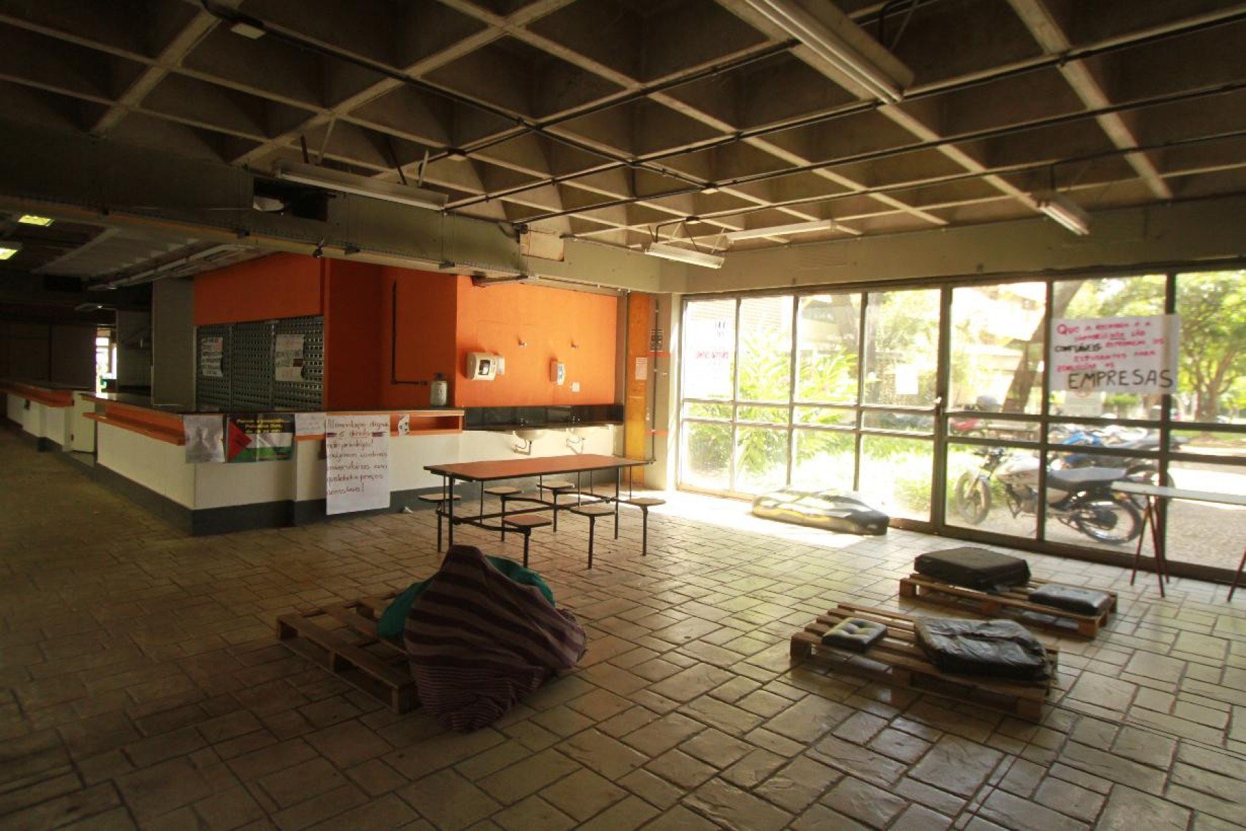 Faculdade de Letras (Fale) está sem cantina desde o início do ano e estudantes precisam se deslocar até a Faculdade de Filosofia e Ciências Humanas (Fafich)
-Edesio Ferreira/EM/D.A Press