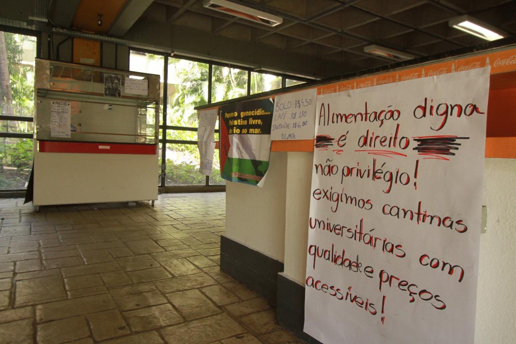 Faculdade de Letras (Fale) está sem cantina desde o início do ano e estudantes precisam se deslocar até a Faculdade de Filosofia e Ciências Humanas (Fafich)
-Edesio Ferreira/EM/D.A Press