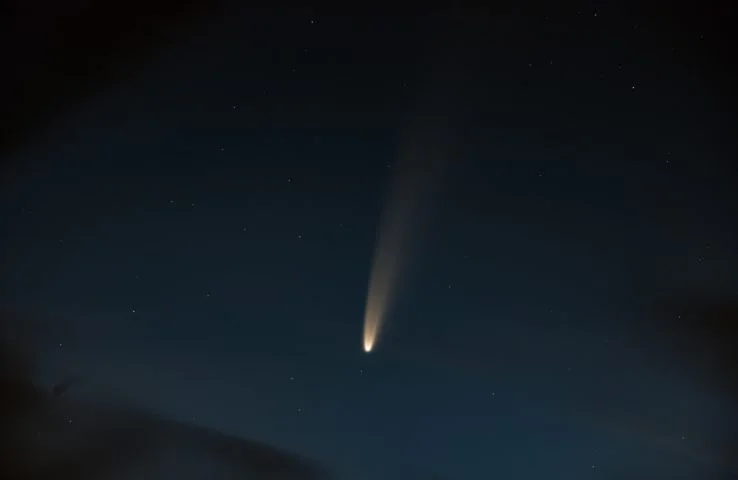 Quando um meteoroide (pedaço de asteroide) entra na atmosfera da Terra e se queima devido ao atrito com o ar, ele produz um rastro de luz brilhante no céu, conhecido como meteoro (ou popularmente como "estrela cadente"). 