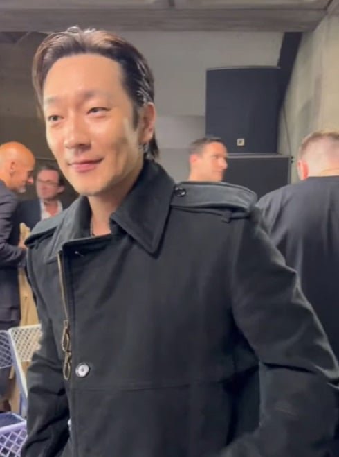 Son Suk Ku é um ator sul-coreano emergente, conhecido por suas performances em dramas como "My Name" (2021). Com seu talento natural e habilidades de atuação, ele rapidamente ganhou reconhecimento na indústria do entretenimento, prometendo um futuro brilhante.