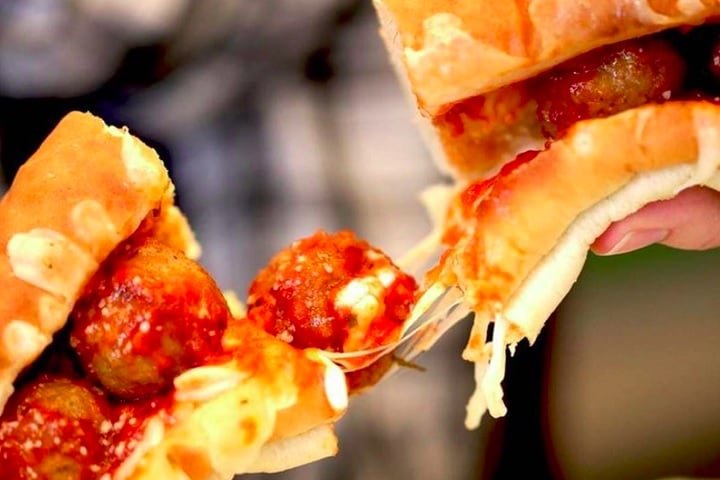 Trata-se do sanduíche de almôndegas marinara, um dos mais pedidos do cardápio nos Estados Unidos.