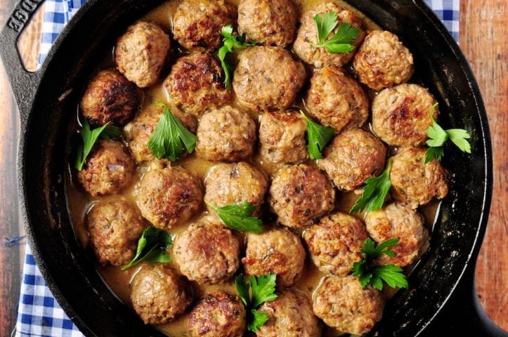 Essas pequenas bolinhas de carne moída, geralmente temperadas e misturadas com ingredientes como cebola, alho e ervas, podem ser assadas, fritas ou cozidas em molhos.