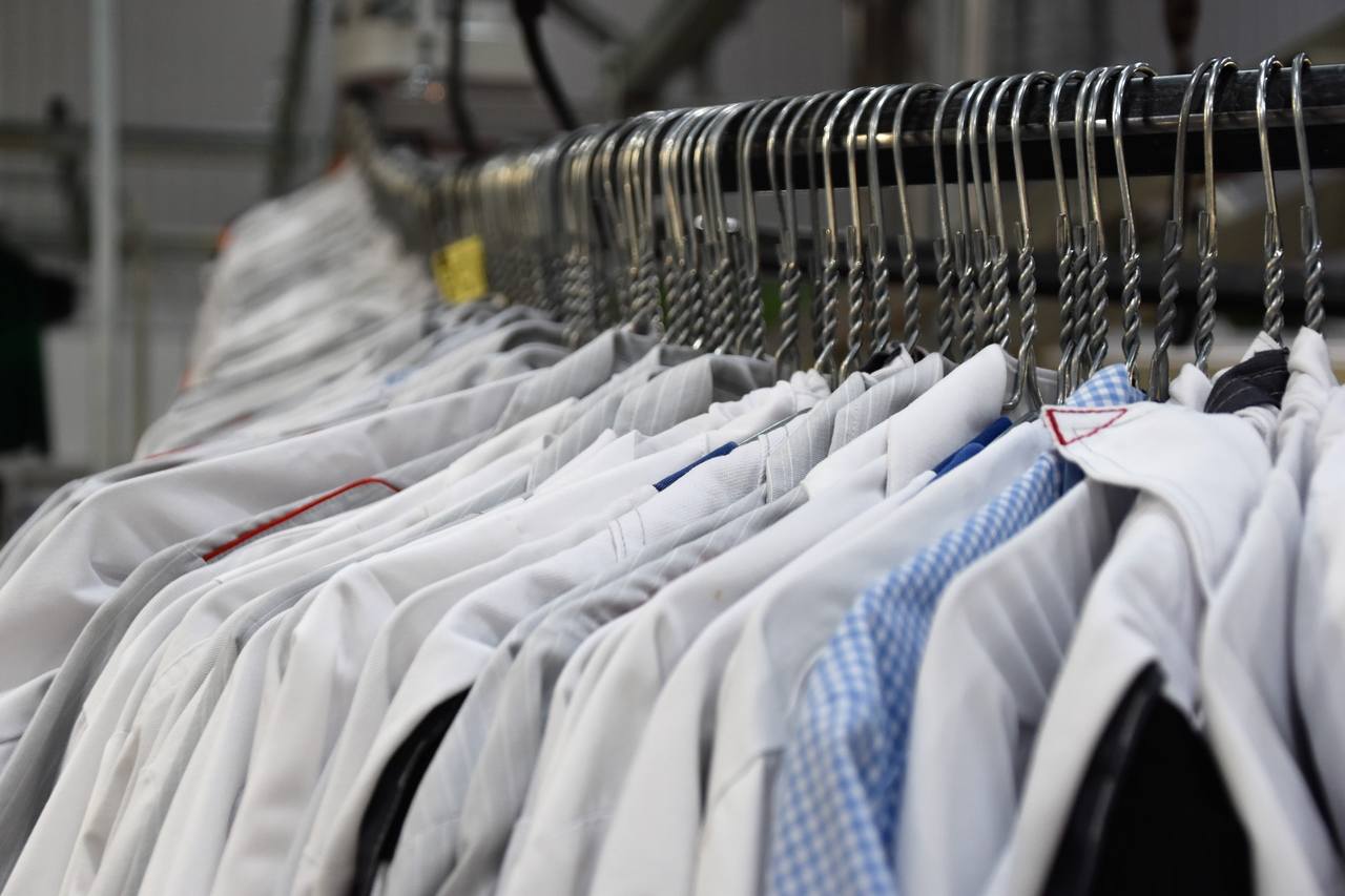 Antes de guardar suas roupas, confirme que elas estejam lavadas e também as deixe estendidas no sol por um tempo. É importante que armários e guarda-roupas fiquem arejados. Impedir pontos de umidade nos móveis é essencial. 