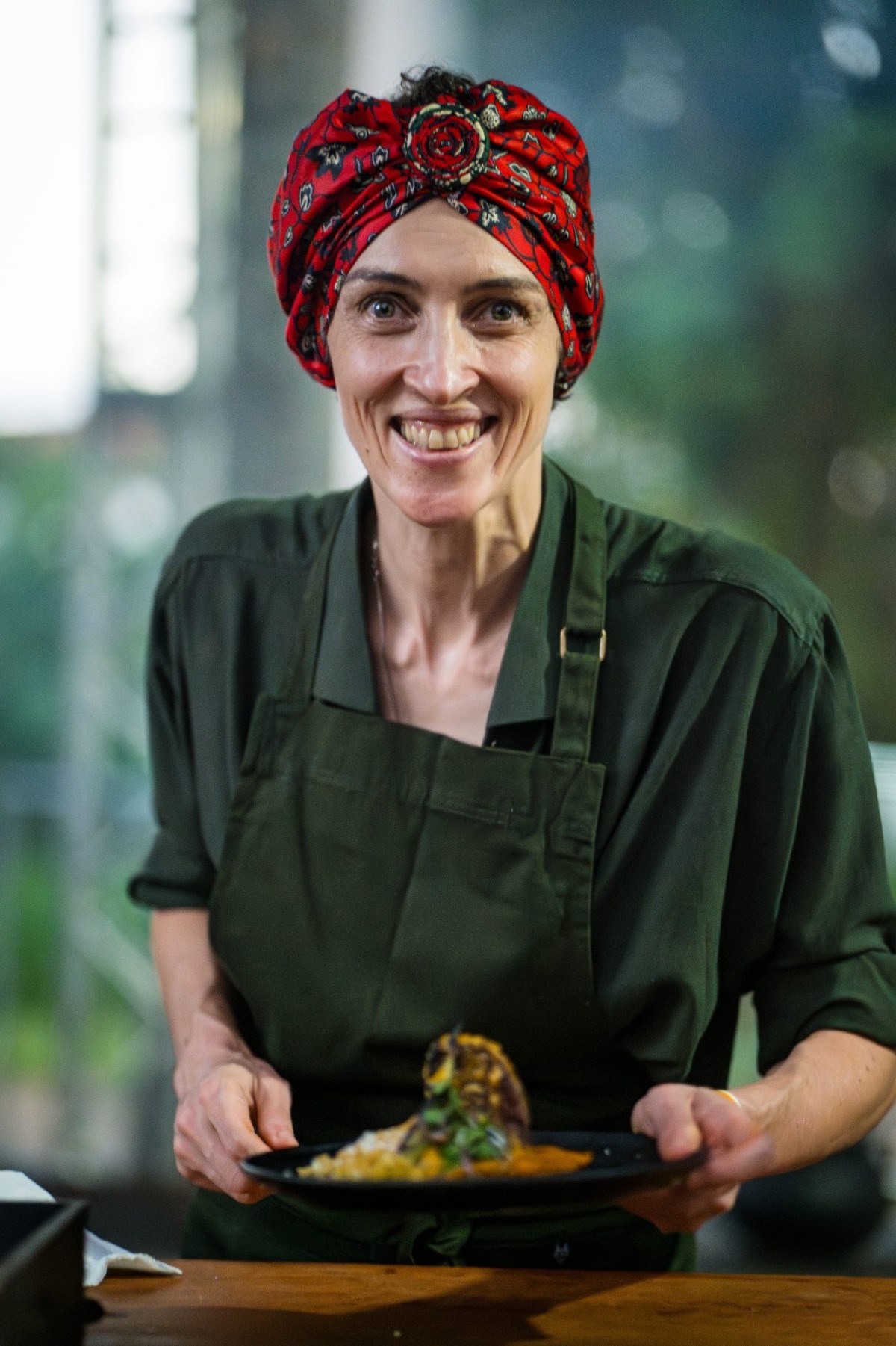 A Amazônia inspirou Priscila Deus a servir t-bone de cordeiro na brasa ao massala e especiarias amazônicas com farofa com farinha de uarini