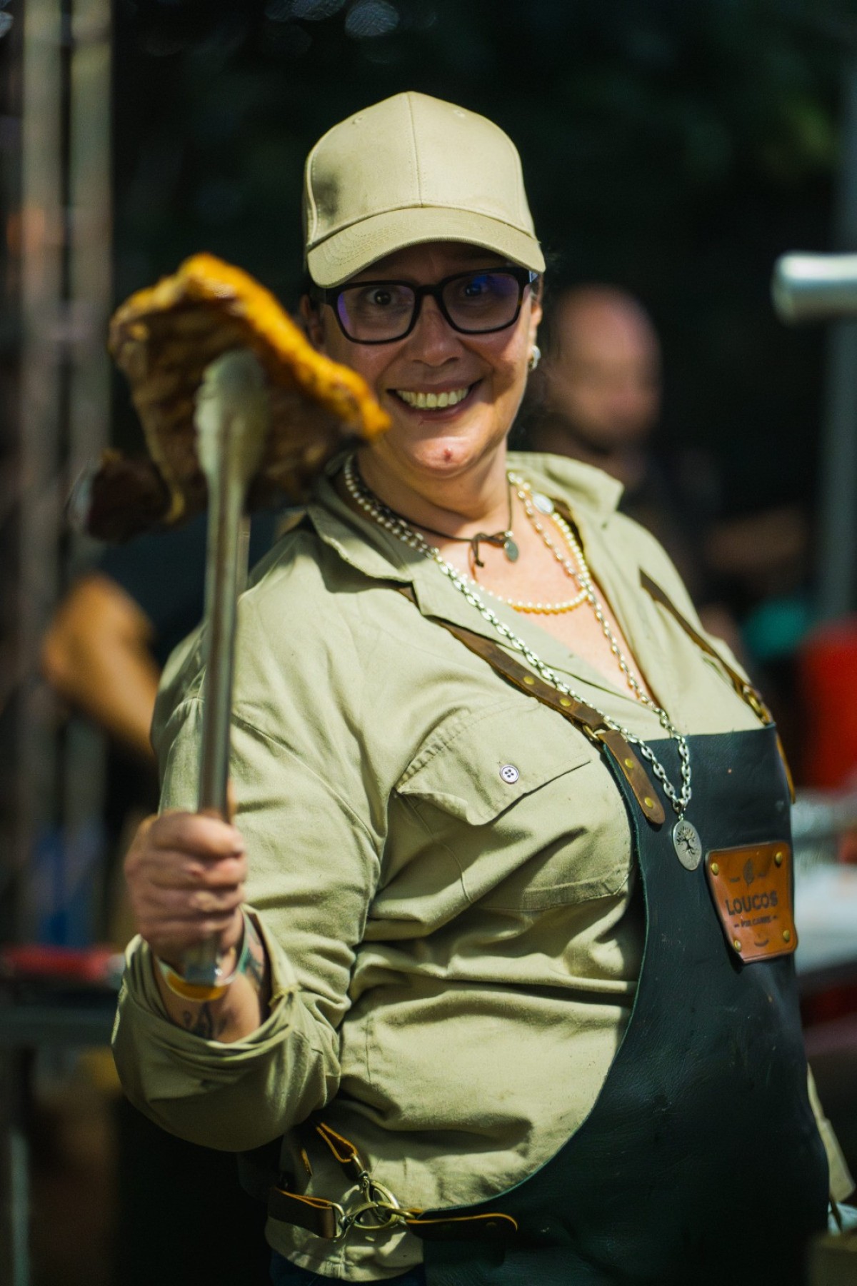 Paula Labaki serviu um prato clássico de steakhouse: t-bone bovino com molho de três mostardas e espinafre salteado 