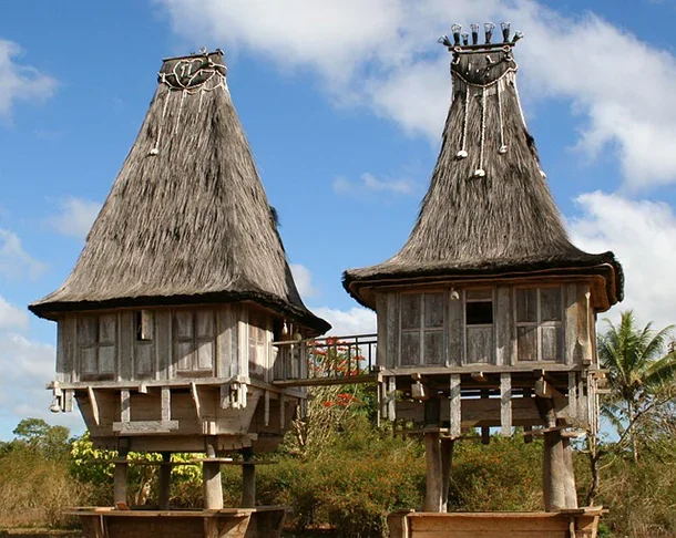 Timor Leste - Tornou-se independente de Portugal em 1975. Depois, precisou de livrar de dominação da Indonésia, em 2002. Além de português, os habitantes falam tétum (mas cerca de 30 dialetos existem no país devido à diversidade étnica).
