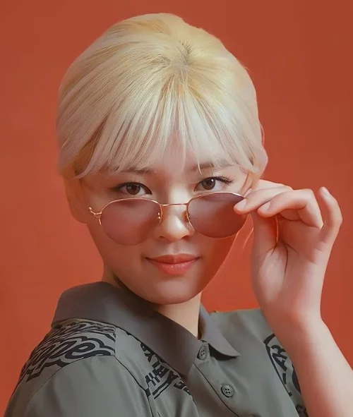 ComeÃ§ando por Yoo Jeong-yeon. Ela Ã© uma talentosa cantora e membro do grupo de K-pop TWICE. Conhecida por sua voz poderosa e carisma, ela conquistou fÃ£s em todo o mundo, se destacando por sua personalidade autÃªntica e habilidade de se conectar com o pÃºblico.