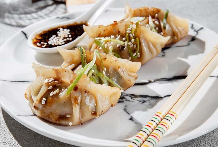 Guioza: tipo de dumpling, “bolinho em inglês”, comumente consumido na  China e em outras partes do leste da Ásia. Parece um pastelzinho fino vaporizado e recheado com carne moída de porco e/ou vegetais, servido com molho shoyu e óleo de gergelim.