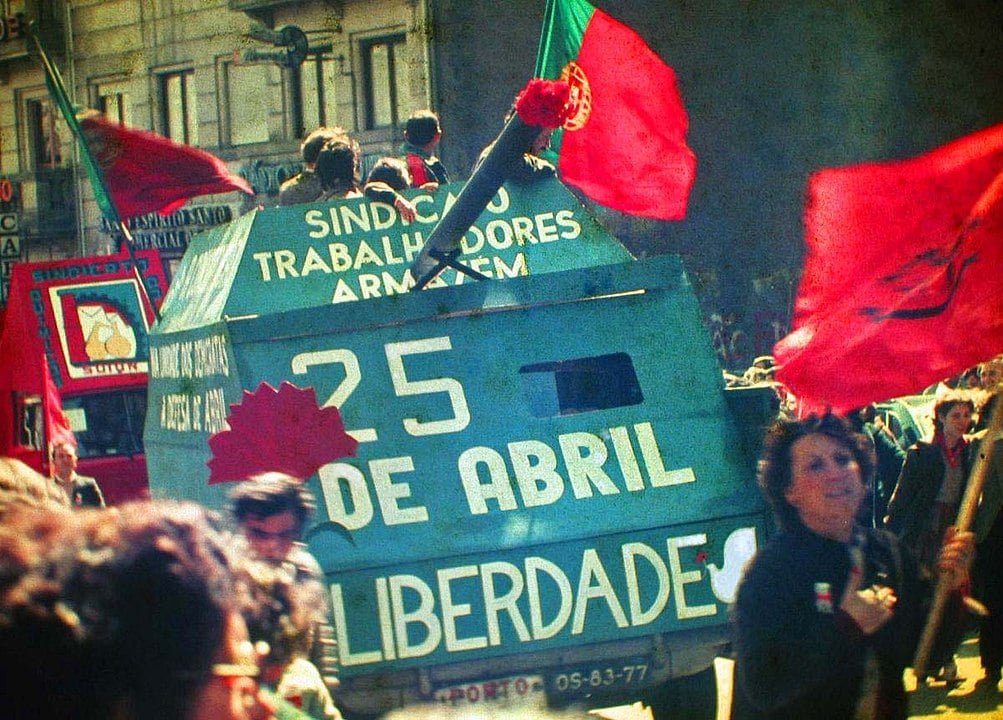 No dia 25/4/2024, Portugal celebrou outro fato histórico, este muito mais recente: os 50 anos da Revolução dos Cravos.  No dia 25 de abril de 1974, acabou o regime autoritário mais antigo da Europa ocidental no século 20 - que havia começado com a Ditadura Nacional, em 1926, e que teve sequência com o Estado Novo de António Salazar, a partir de 1933.