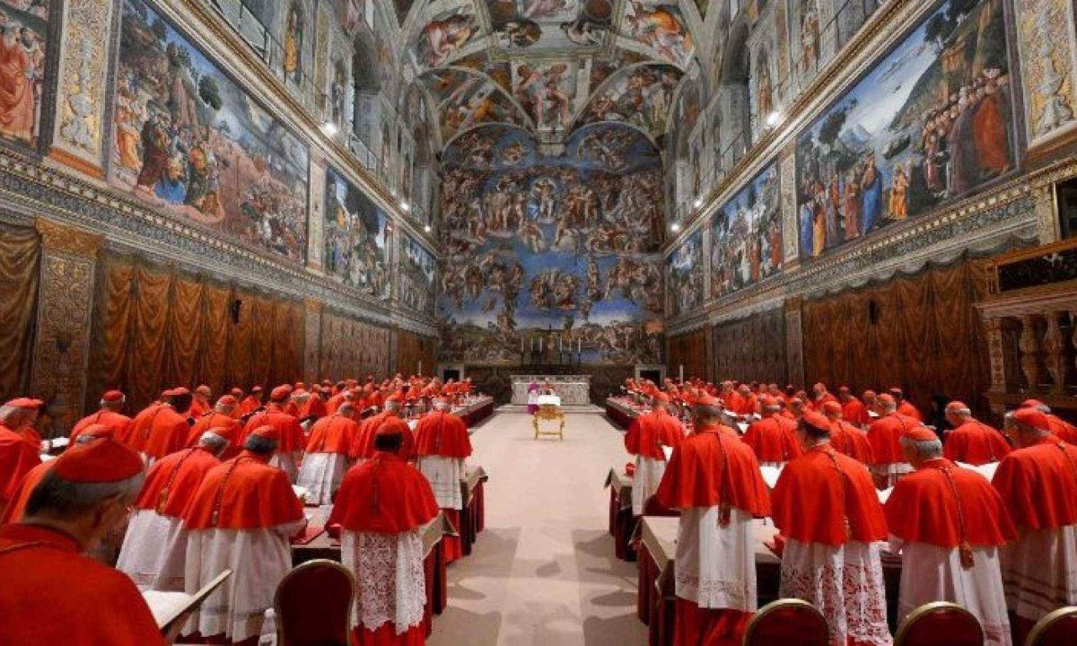 A primeira oração do Papa Leão XIV com os cardeais, na Capela Sistina