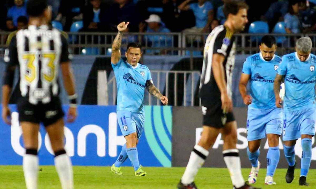 Álvaro Ramos, atacante do Deportes Iquique-CHI, comemora um dos dois gols que marcou contra o Galo, na vitória por 3 a 2, quinta-feira, pela Copa Sul-Americana - (crédito: Alex DIAZ / PHOTOSPORT / AFP) Álvaro Ramos, atacante do Deportes Iquique-CHI, comemora um dos dois gols que marcou contra o Galo, na vitória por 3 a 2, quinta-feira, pela Copa Sul-Americana - (crédito: Alex DIAZ / PHOTOSPORT / AFP)