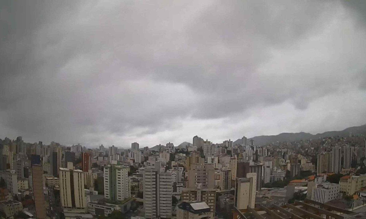 Céu nublado a encoberto e possibilidade de chuviscos em pontos isolados de BH nesta sexta-feira (9) -  (crédito: Clima ao Vivo)