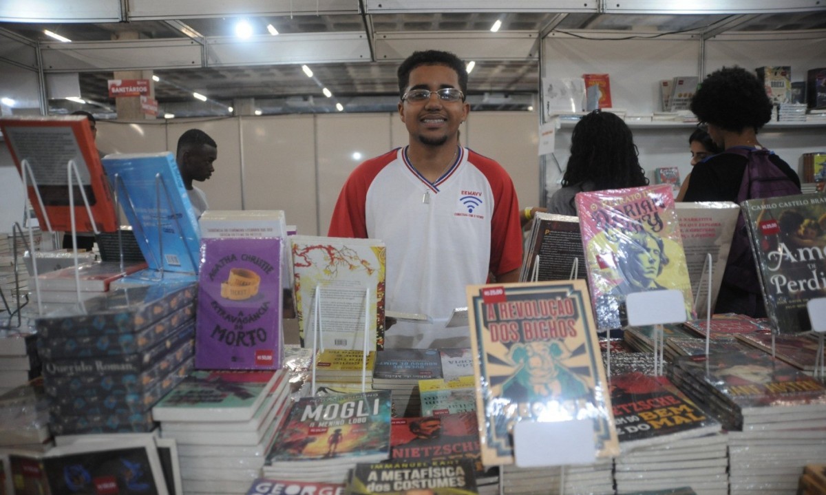 Aluno da Escola Estadual Ministro Alfredo Vilhena Valladão, no Barreiro, em BH, Lucas Henrique de Aquino gosta de livros sobre finanças e empreendedorismo