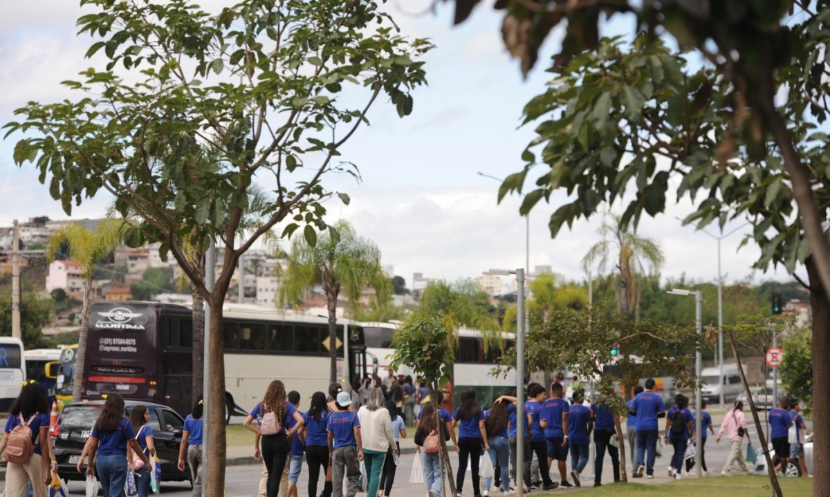 Na avenida em frente ao espaço, há dezenas de ônibus de excursão, que dão uma amostra de como o evento está repleto de estudantes