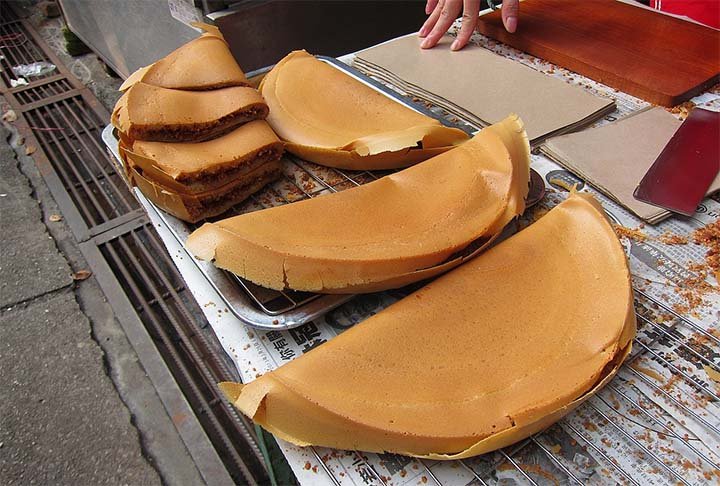 Apam Balik: na Malásia esta receita é feita a partir da mistura de farinha, ovos, açúcar, bicarbonato de sódio, leite de coco e água. Assemelha-se a uma panqueca grossa cozida recheada com amendoim,  açúcar e milho doce. 