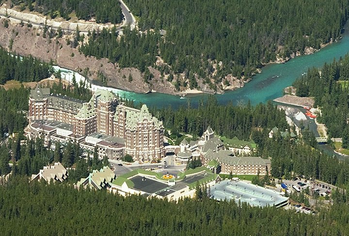 O Fairmont Banff Springs é um resort nas Montanhas Rochosas do Canadá. O hotel é conhecido por sua arquitetura impressionante e sua localização deslumbrante, mas também conta com histórias sinistras. Um carregador teria desaparecido após os hóspedes pedirem ajuda. Há também relatos de brisas misteriosas abaixo da escadaria de mármore.
