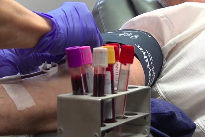 Não se sabe exatamente por que o sangue de James Harrison continha tantos anticorpos anti-D, mas acredita-se que isso possa estar ligado à grande transfusão de sangue que ele recebeu quando tinha 14 anos. 