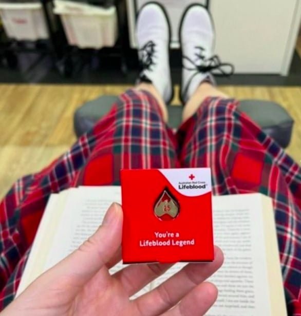 Na Austrália, menos de 200 pessoas são doadoras desse tipo de sangue especial, mas, mesmo em pequeno número, ajudam cerca de 45 mil mães e bebês todos os anos, segundo o Serviço de Sangue da Cruz Vermelha Australiana.