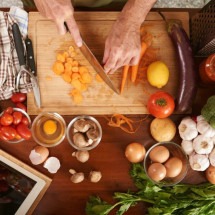Dicas para facilitar o preparo das refeições e ganhar tempo na cozinha - Freepik