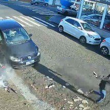 Vídeo: policial à paisana atira em ladrão durante assalto em Uberlândia - C&acirc;meras de monitoramento/Reprodu&ccedil;&atilde;o