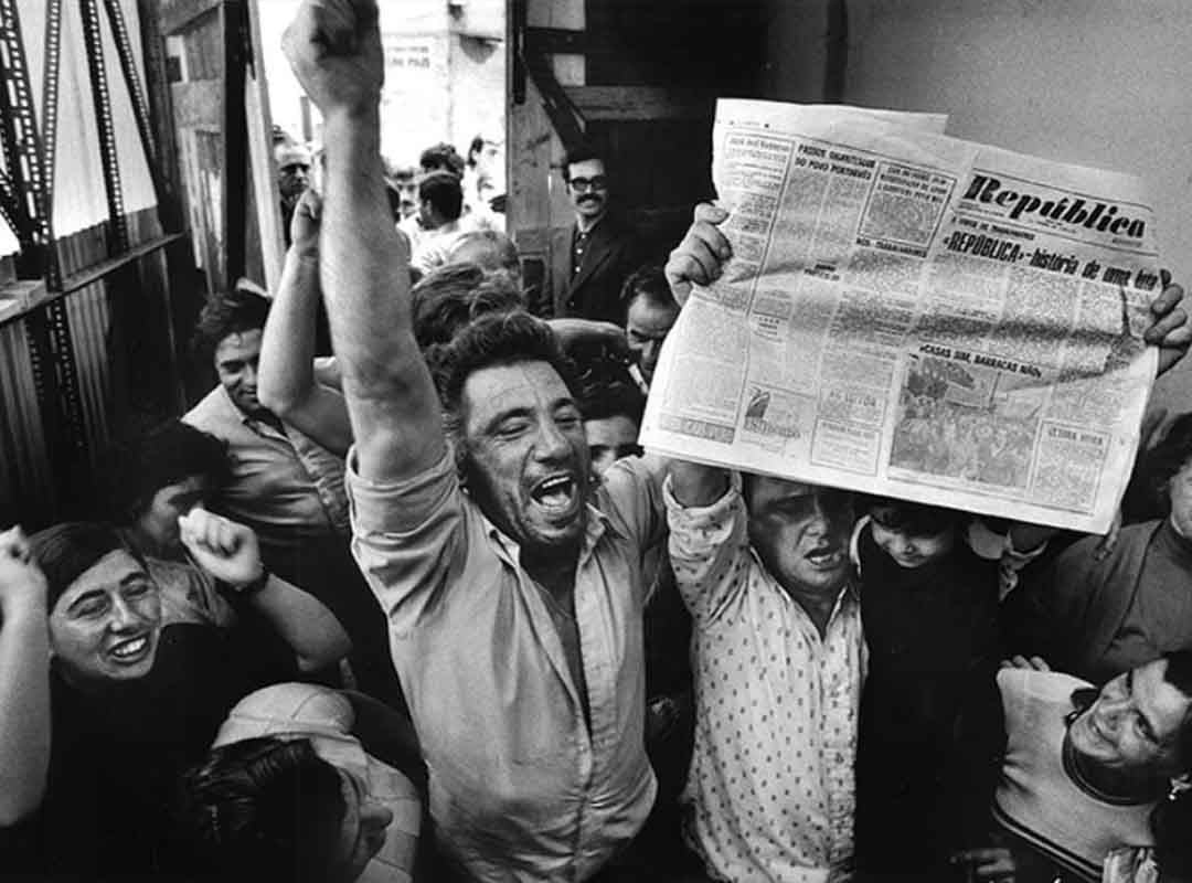 Um dos principais gatilhos para a revolução foi a oposição à guerra nas colônias africanas: Moçambique, Angola, Guiné, Cabo Verde, São Tomé e Príncipe. O governo ditatorial de Salazar reprimia fortemente as movimentações pela independência dessas colônias. 