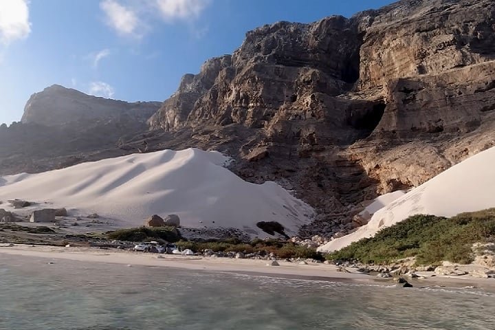 A amplitude térmica da ilha é algo que chama a atenção, variando entre sua costa árida e quente, marcada por dunas e montanhas, e seu interior úmido e ameno, repleto de cânions e platôs.