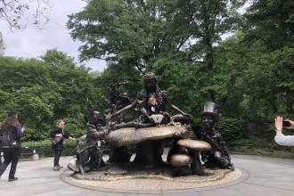 A Alice do Central Park, em Nova York, e outras estátuas pelo Brasil