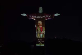 Cristo Redentor homenageia Papa Leão 14