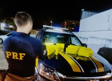 A droga estava escondida sob o câmbio do veículo -  (crédito: Divulgação/PRF)