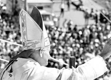 Papa Joao Paulo II (Karol Wojtyla) ao final da missa no alto da Avenida Afonso Pena no bairro Mangabeiras, sauda a populacao durante sua visita a Belo Horizonte -  (crédito: Evandro Santiago/EM. Brasil)
